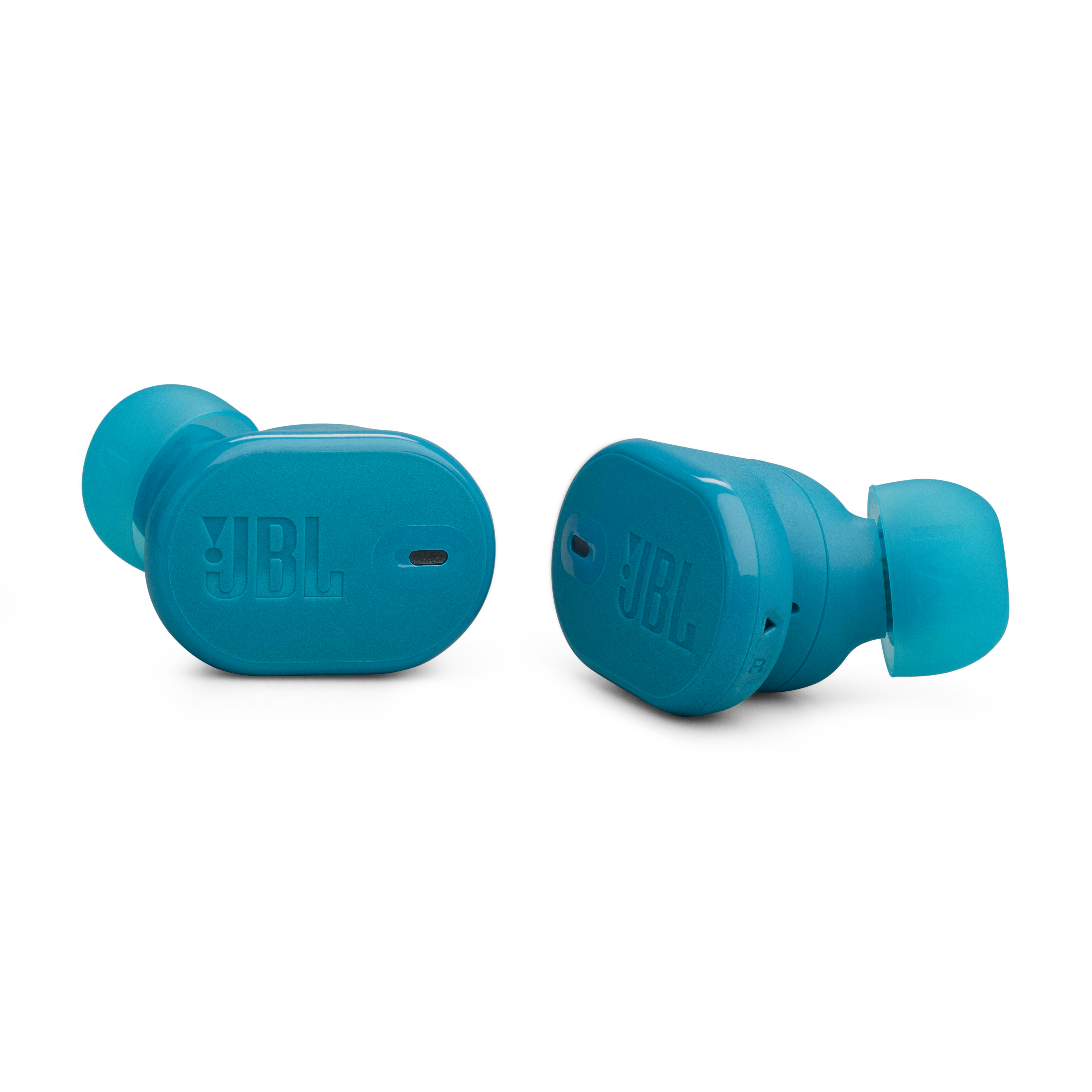 Paar blaue JBL-Ohrhörer, schräge Ansicht, weißer Hintergrund. JBL-Logo sichtbar.