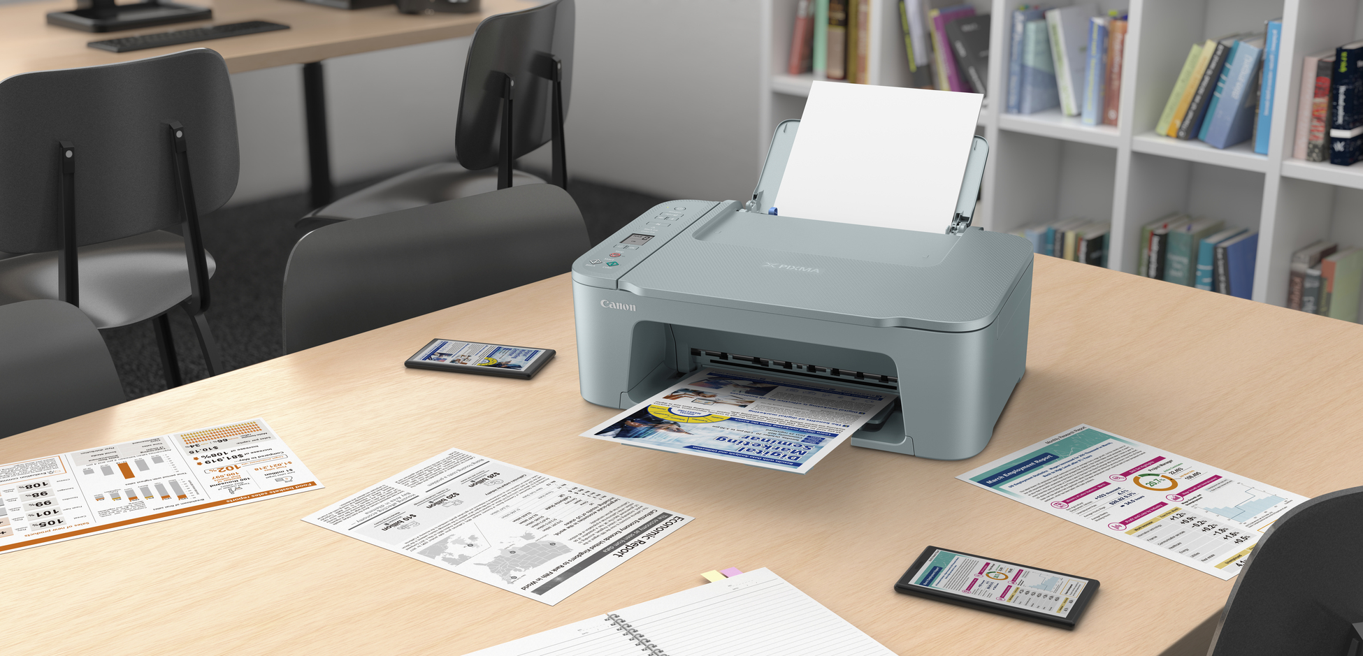 Ein Drucker auf einem Holztisch, der Dokumente druckt. Papier und ein Telefon sind verstreut.