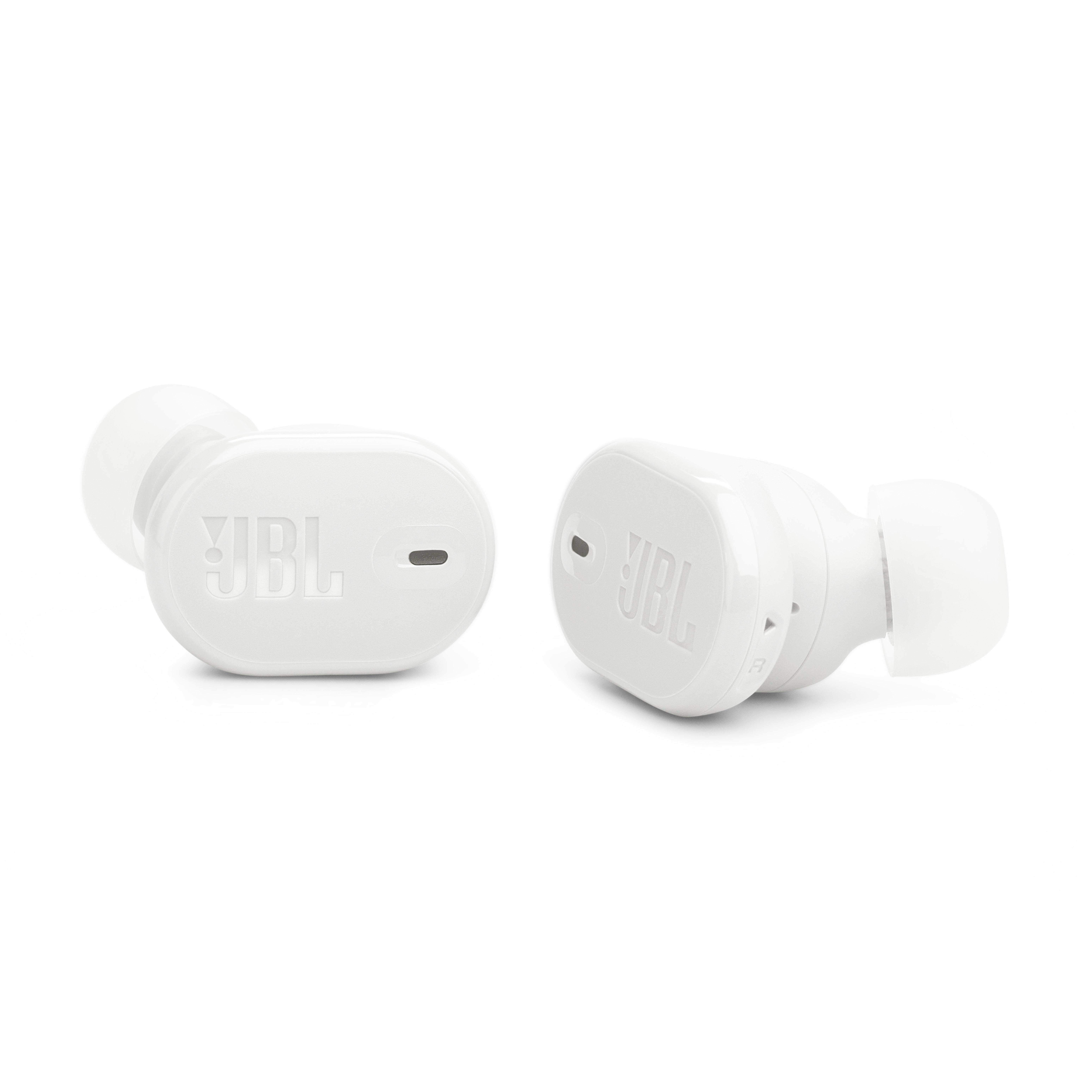 Zwei weiße JBL-Ohrhörer. Sie sind abgerundet mit JBL-Branding und einem kleinen Loch.
