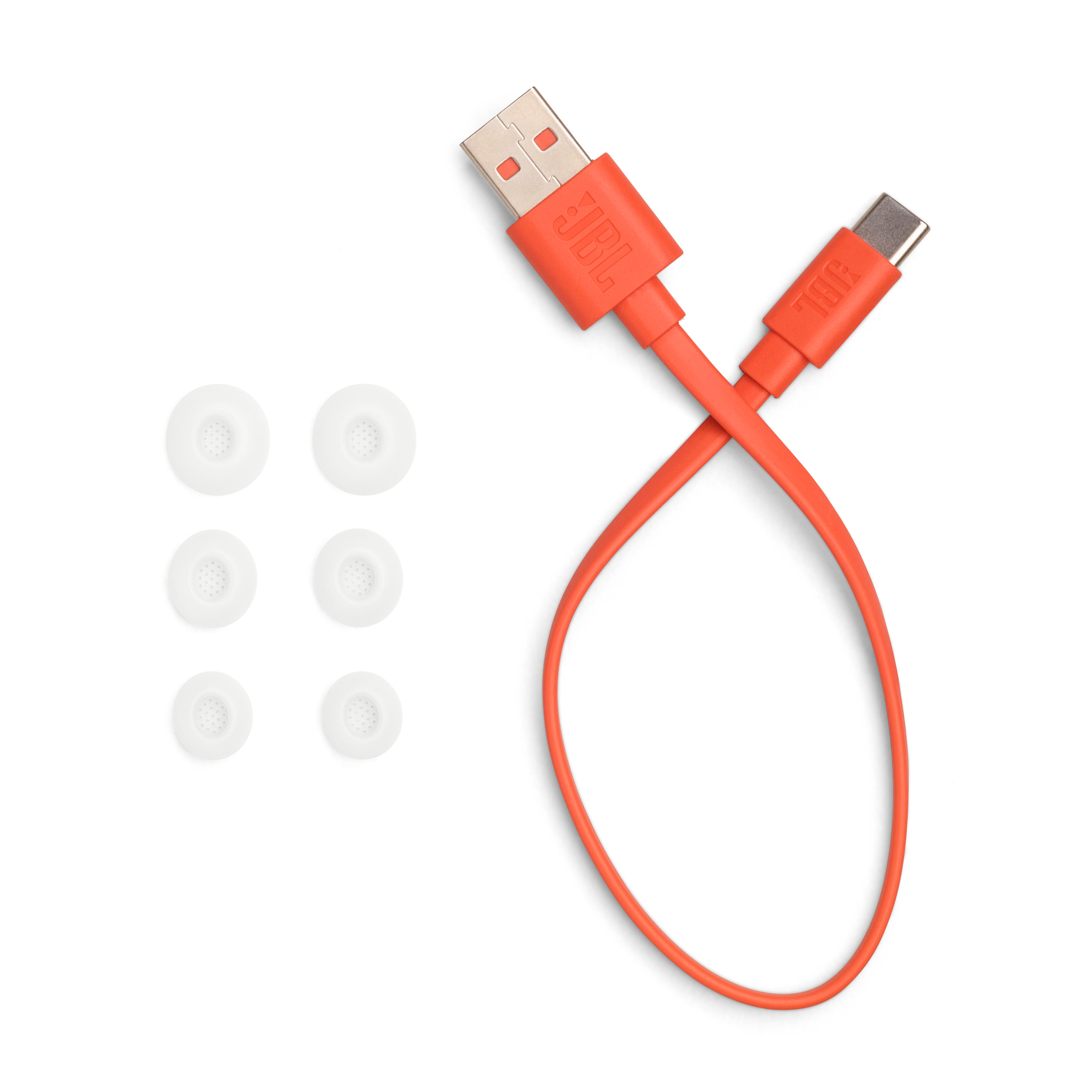 JBL orange USB-C-Kabel, USB-Ende und zusätzliche Ohrstöpsel auf weißer Oberfläche.