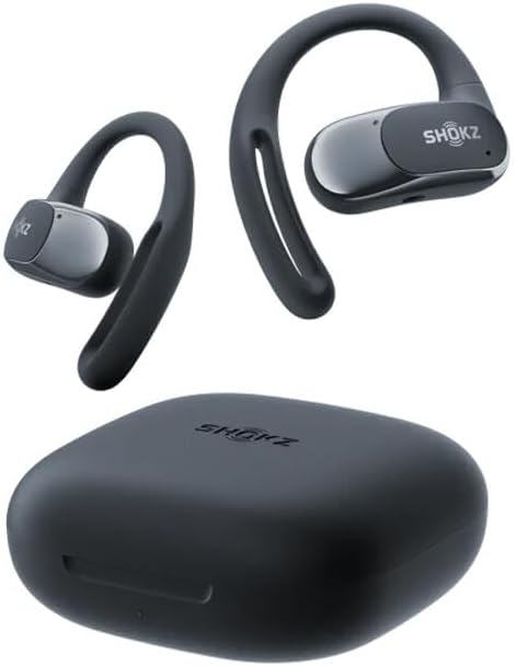 Auriculares inalámbricos negros y un estuche de carga. Los auriculares se enganchan sobre las orejas.