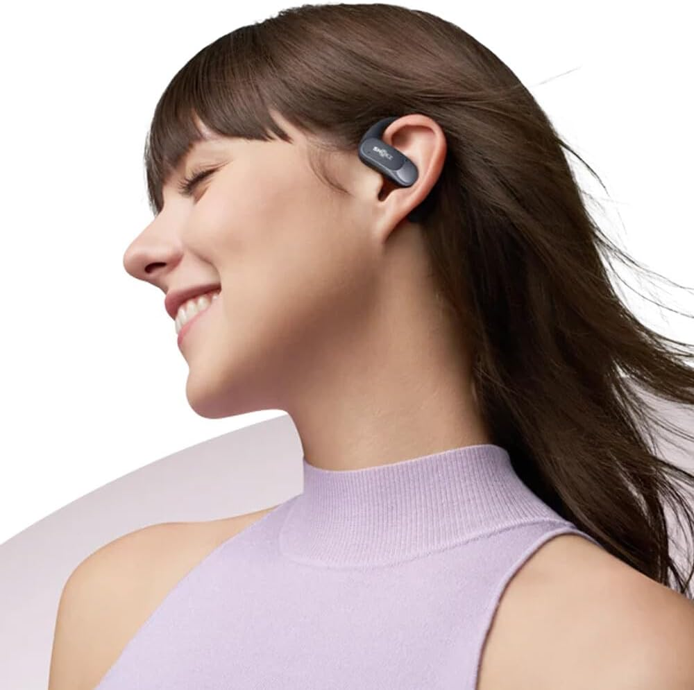 Mujer con auricular en la oreja. Fondo blanco.