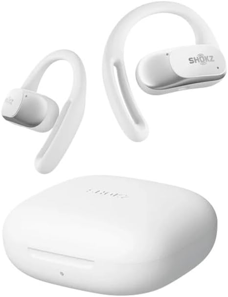 Auriculares Shokz blancos con ganchos para las orejas y un estuche de carga. La funda también es blanca.