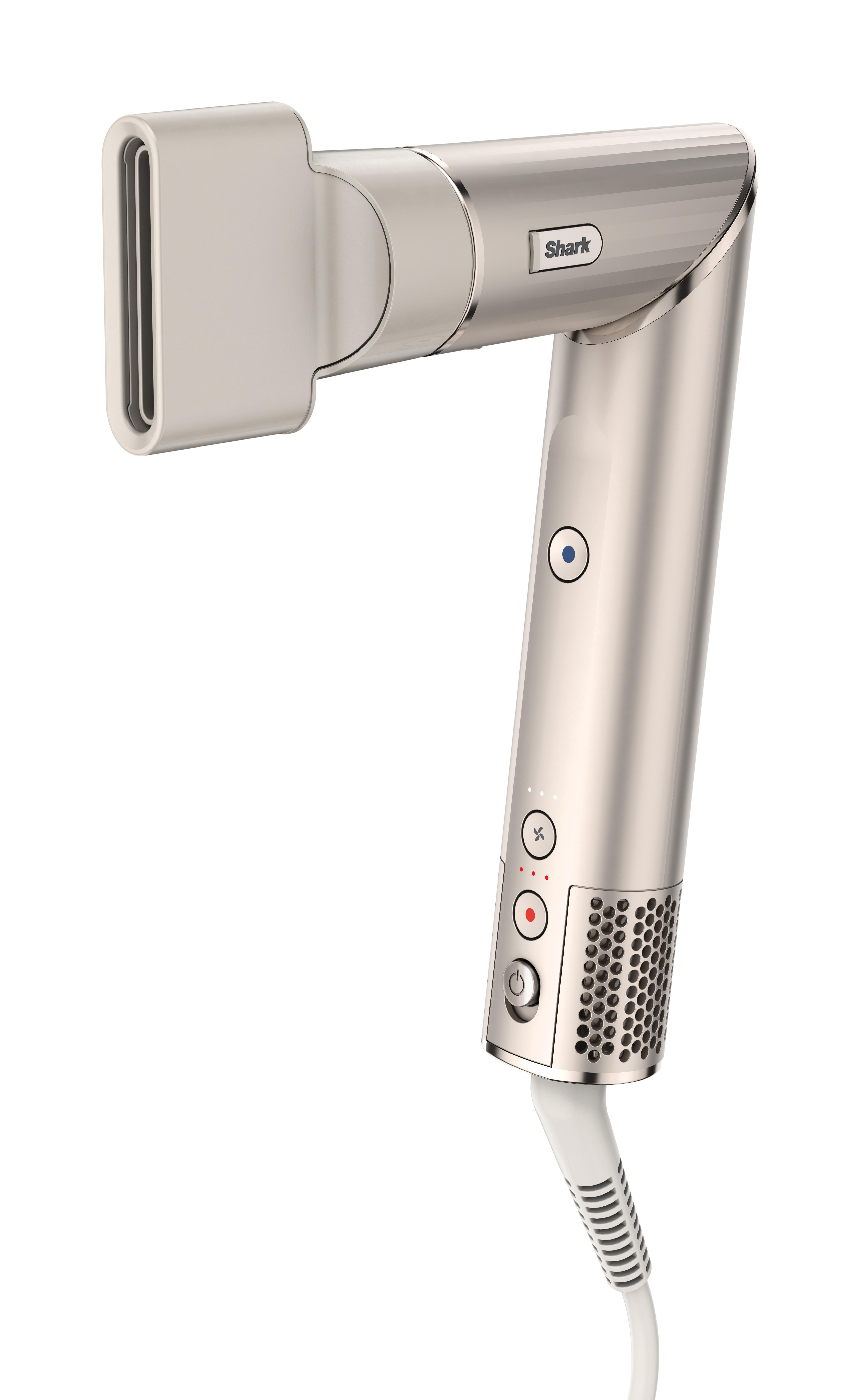 Silberner Shark-Haartrockner. Hat eine rechteckige Düse und einen Griff mit Knöpfen. Auf weißem Hintergrund.