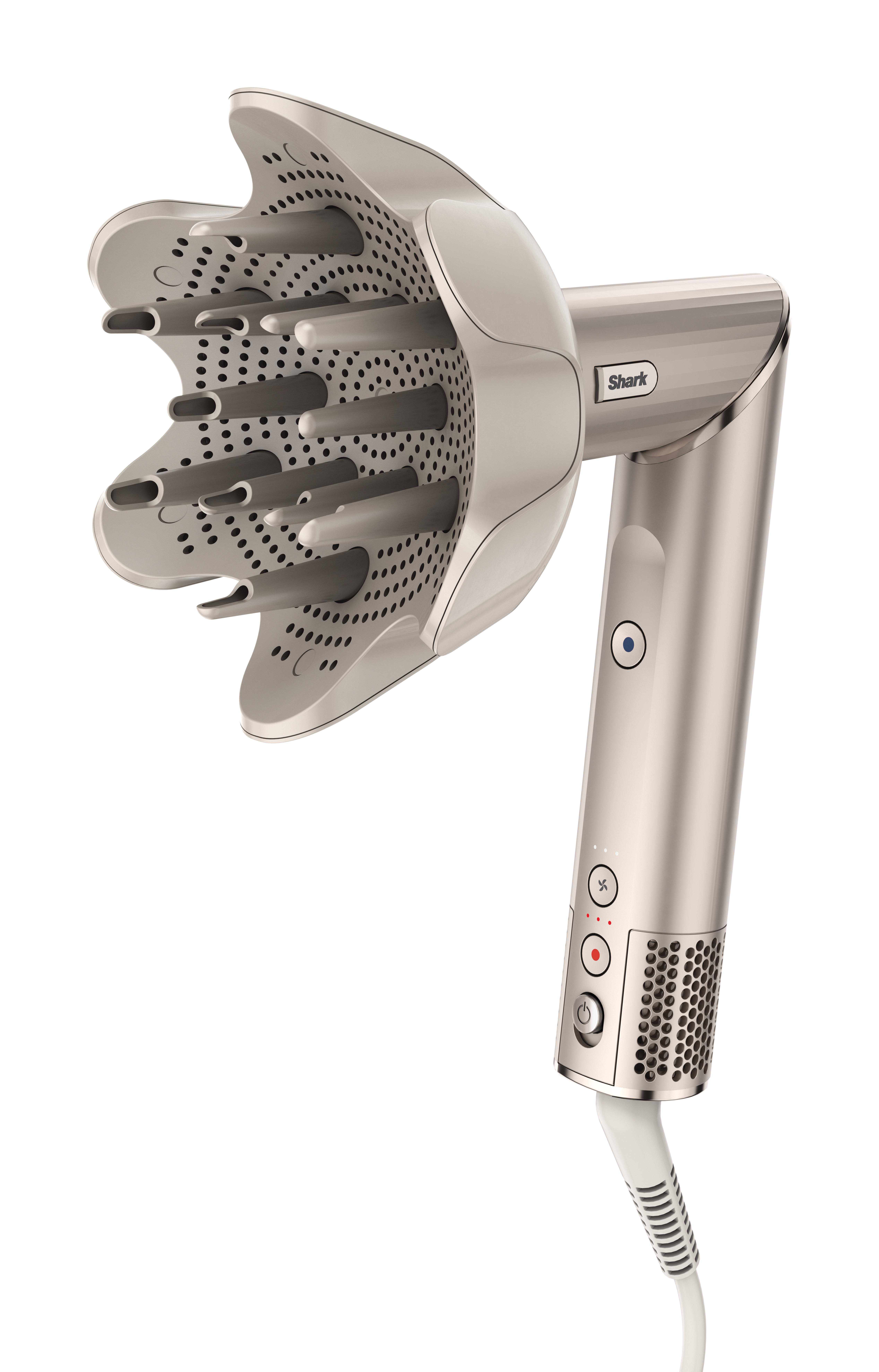 Ein goldfarbener Haartrockner mit Diffusoraufsatz, weißer Hintergrund.