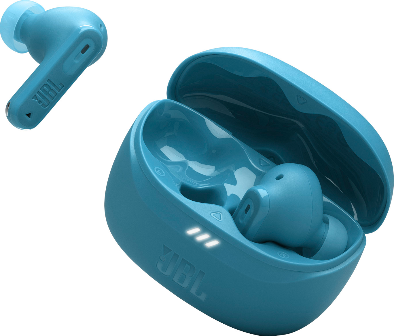 Blaue JBL-Ohrhörer und Ladecase. Ein Ohrhörer ist separat, mit JBL-Logo. Das Case ist offen, mit einem Ohrhörer darin.
