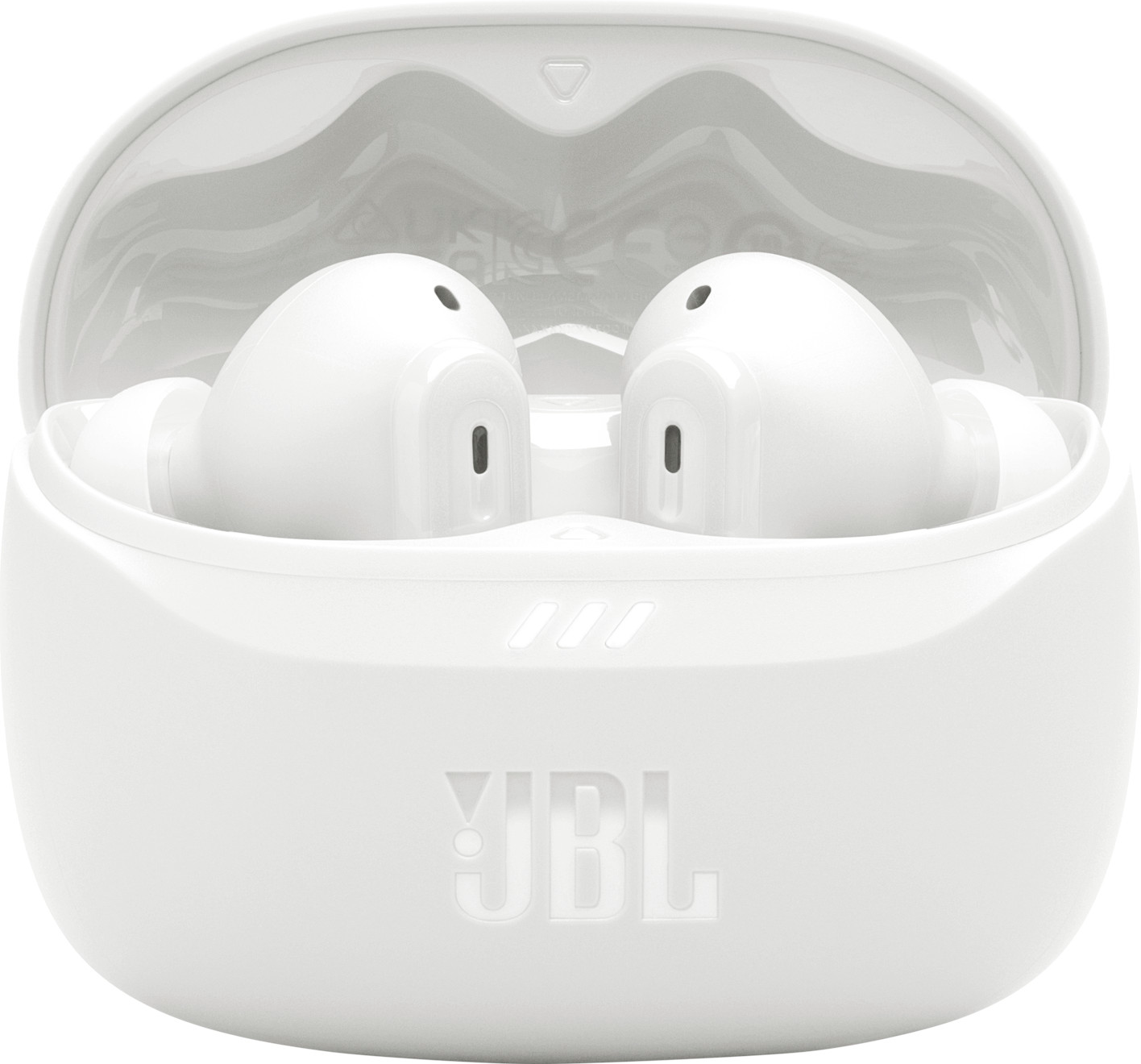 Weiße Ohrhörer in weißem Ladecase mit JBL-Logo.