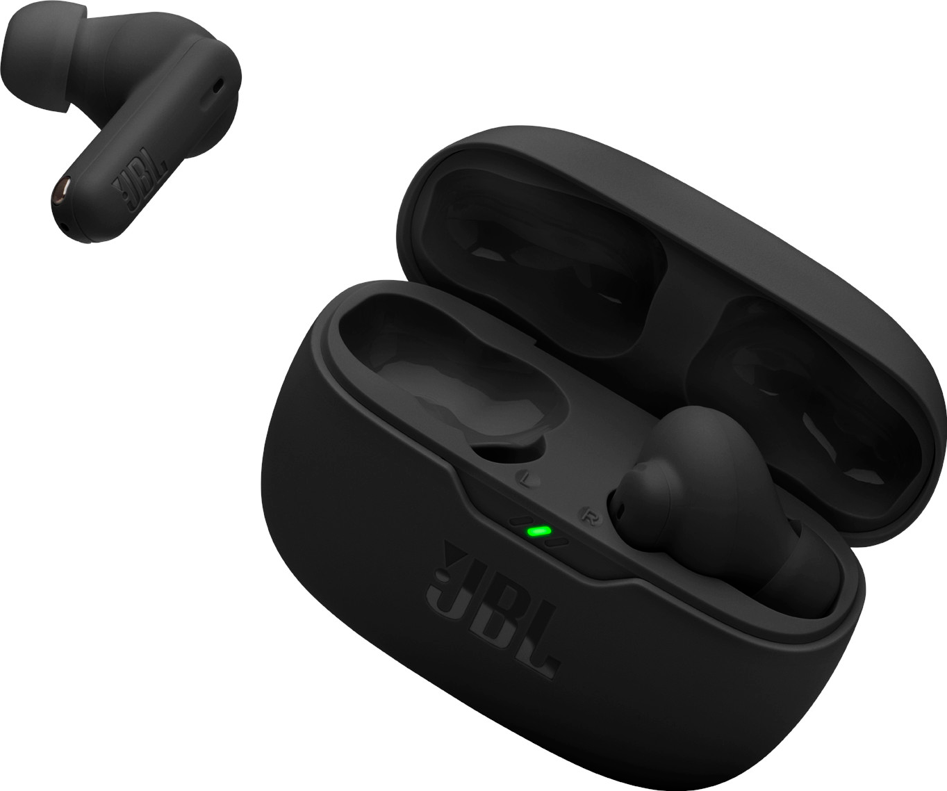 Écouteurs JBL noirs dans un étui et un à l'extérieur. L'étui est ouvert, lumière verte visible.