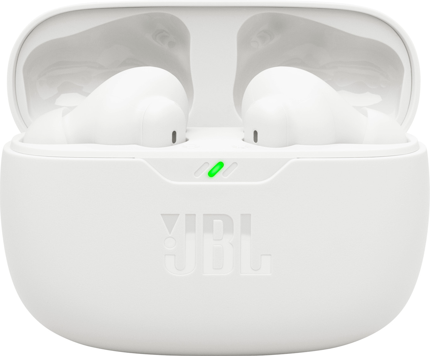 Custodia di ricarica per auricolari JBL bianca, aperta. Due auricolari all'interno, una luce verde indica la ricarica.