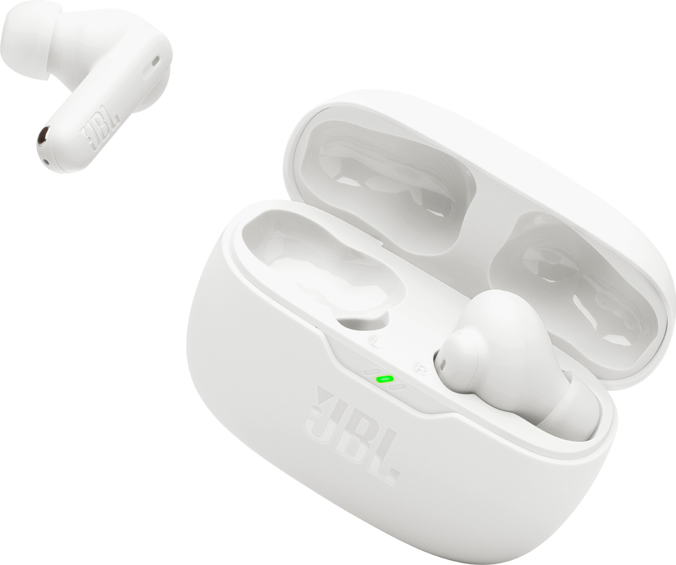 Auricolari JBL bianche in una custodia di ricarica aperta. Un auricolare è fuori. Luce verde sulla custodia.