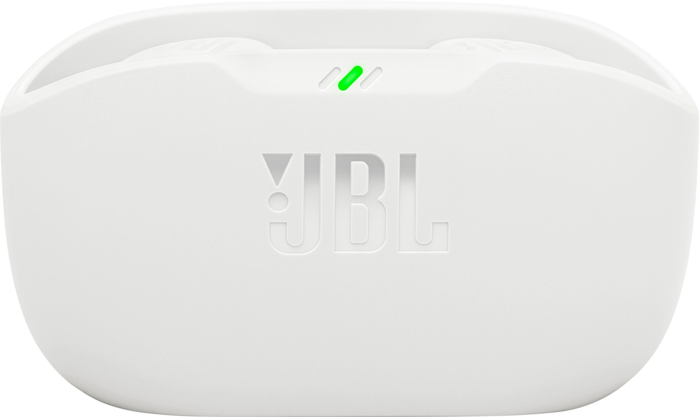 Weißes JBL-Ladecase mit grünem Licht. Das JBL-Logo ist auf der Vorderseite geprägt.