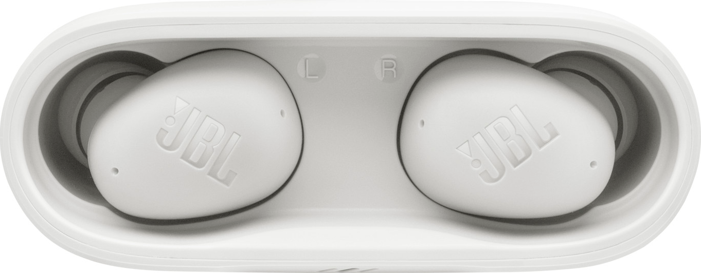 Paar weiße JBL-Ohrhörer in einem weißen Ladekoffer. Das Gehäuse ist geöffnet.