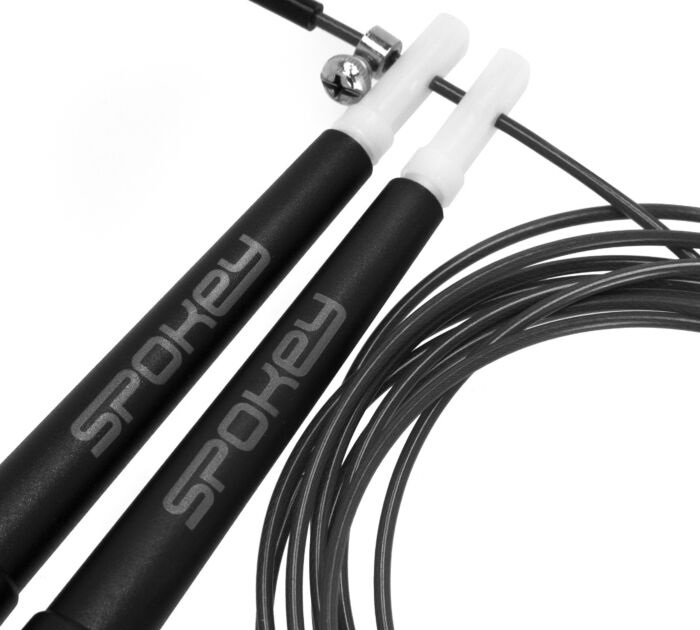 Zbliżenie dwóch czarno-białych uchwytów do skakanki z marką 'Spokey'.