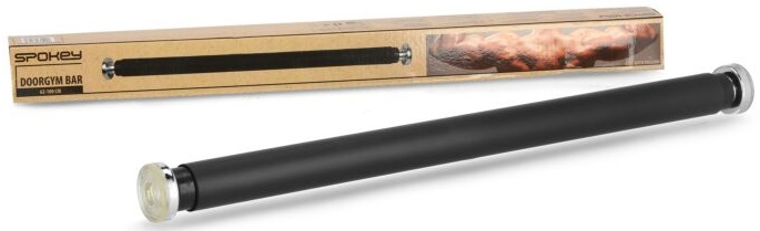 Czarny drążek do ćwiczeń na drzwiach i opakowanie kartonowe, białe tło.