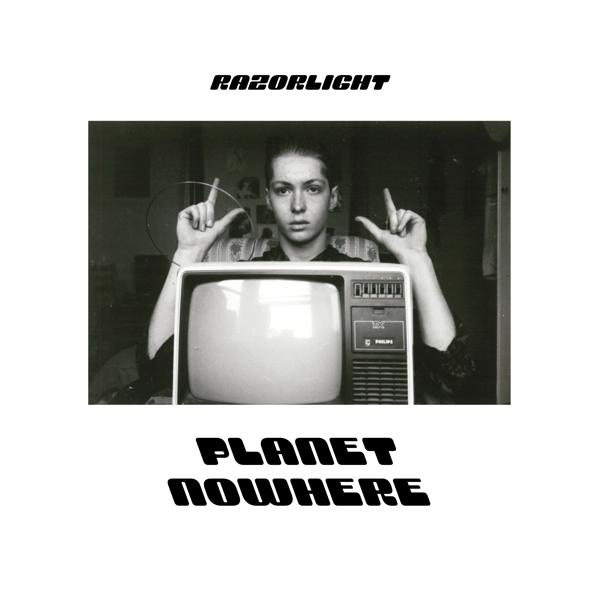Fekete-fehér fotó egy ujjakat mutató személyről, egy régi TV mögött, 'RAZORLIGHT', 'PLANET NOWHERE' feliratokkal.