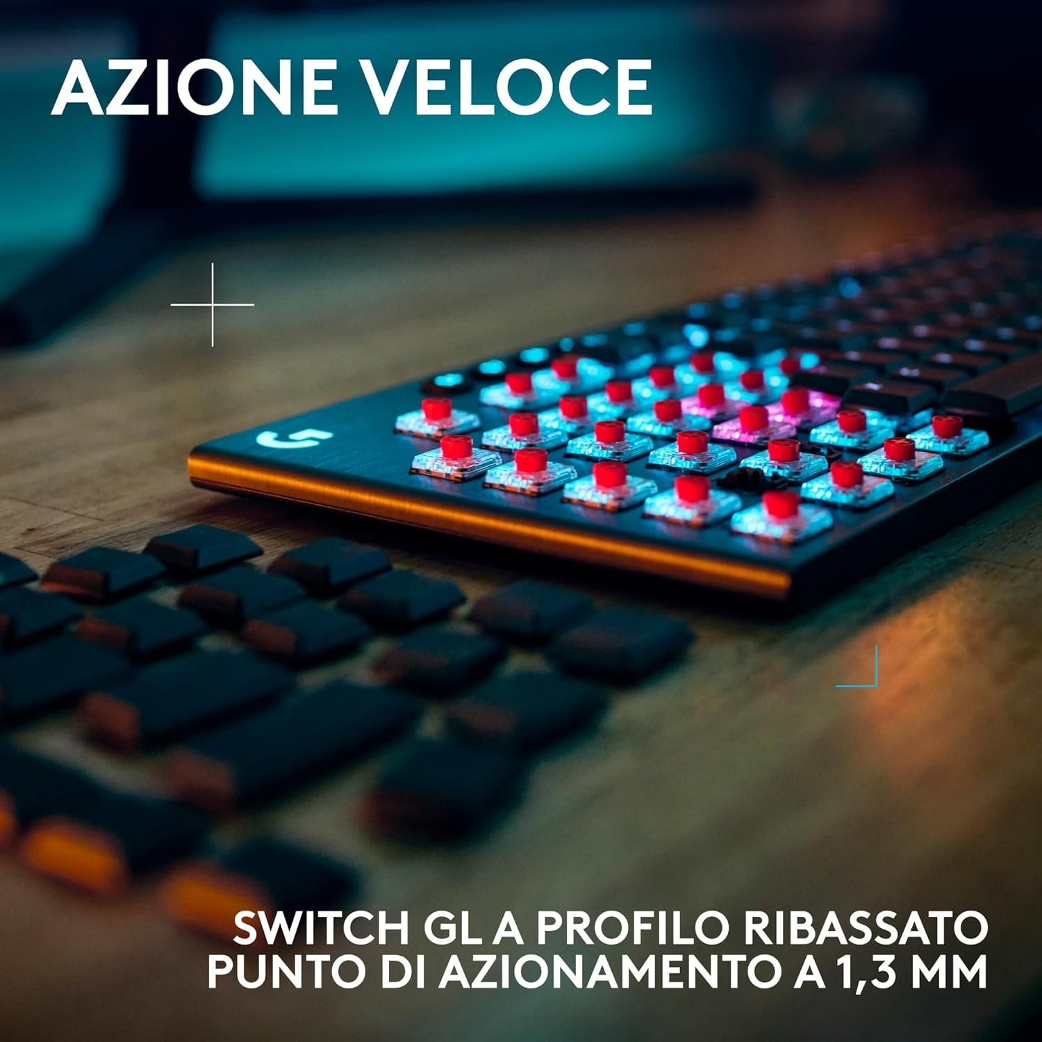 Primo piano di una tastiera nera con tasti illuminati di rosso. Il logo G è visibile.