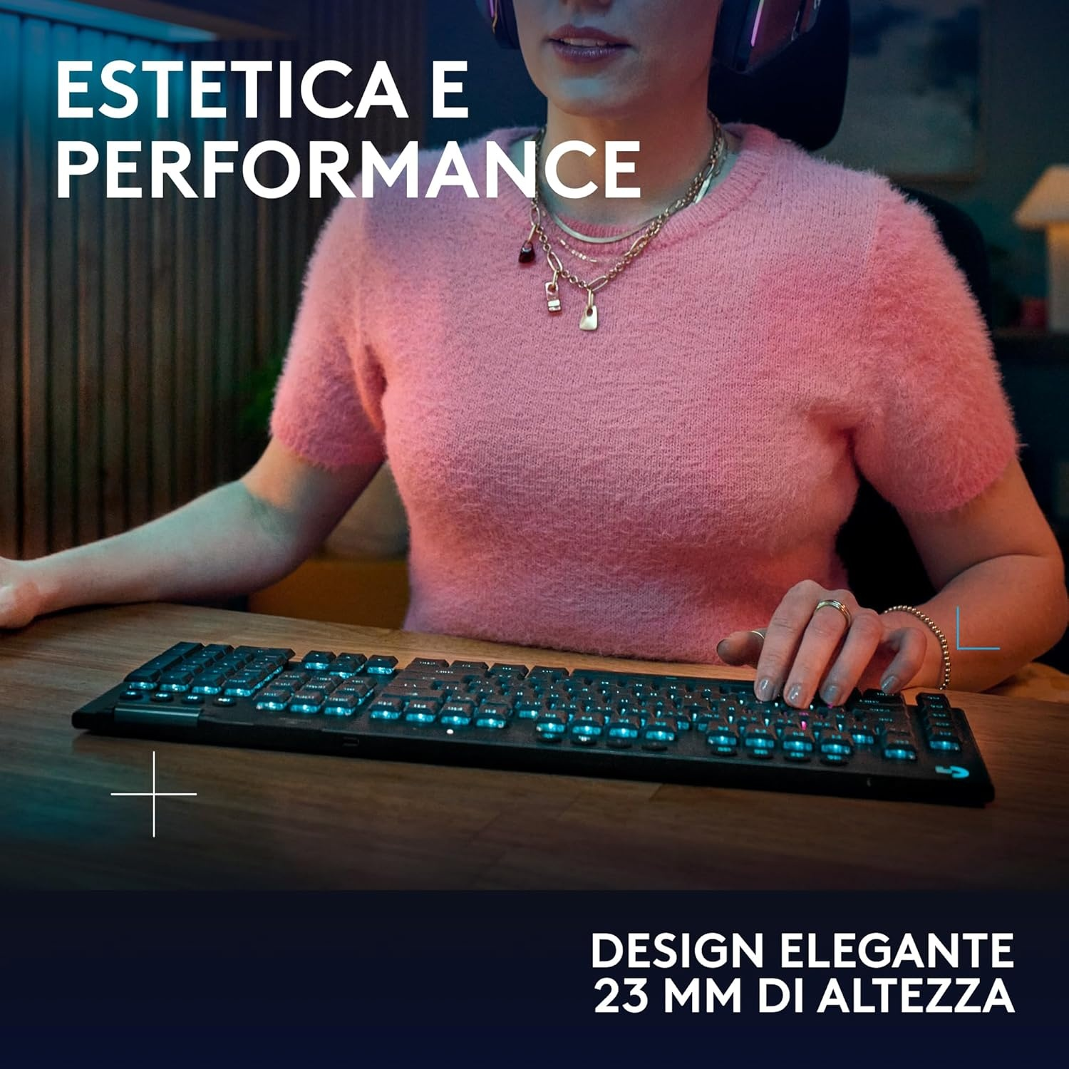 Una donna con un maglione rosa usa una tastiera retroilluminata. Testo in italiano: 'Estetica e Performance' e 'Design Elegante'.