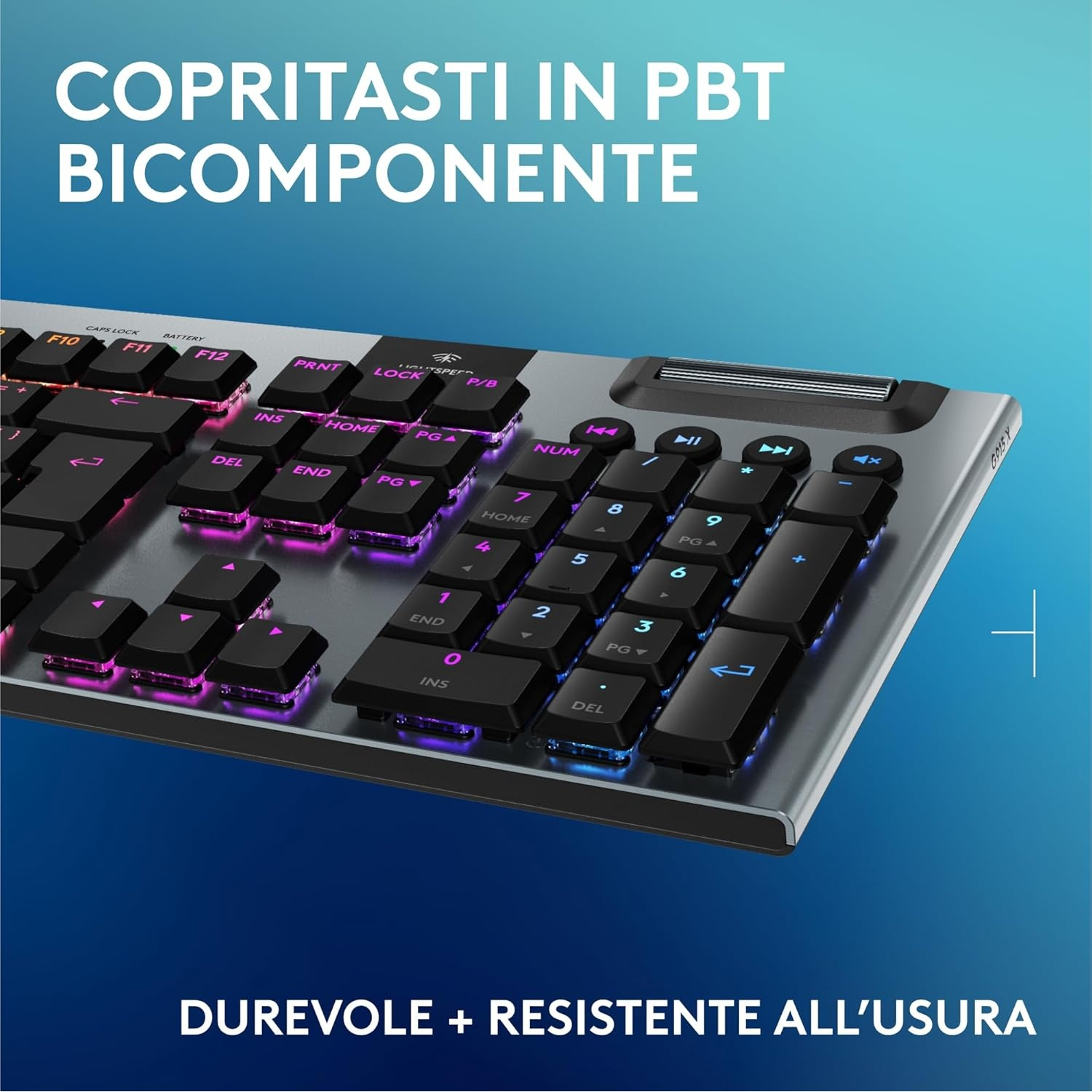 Primo piano di una tastiera nera e argentata con tasti illuminati.