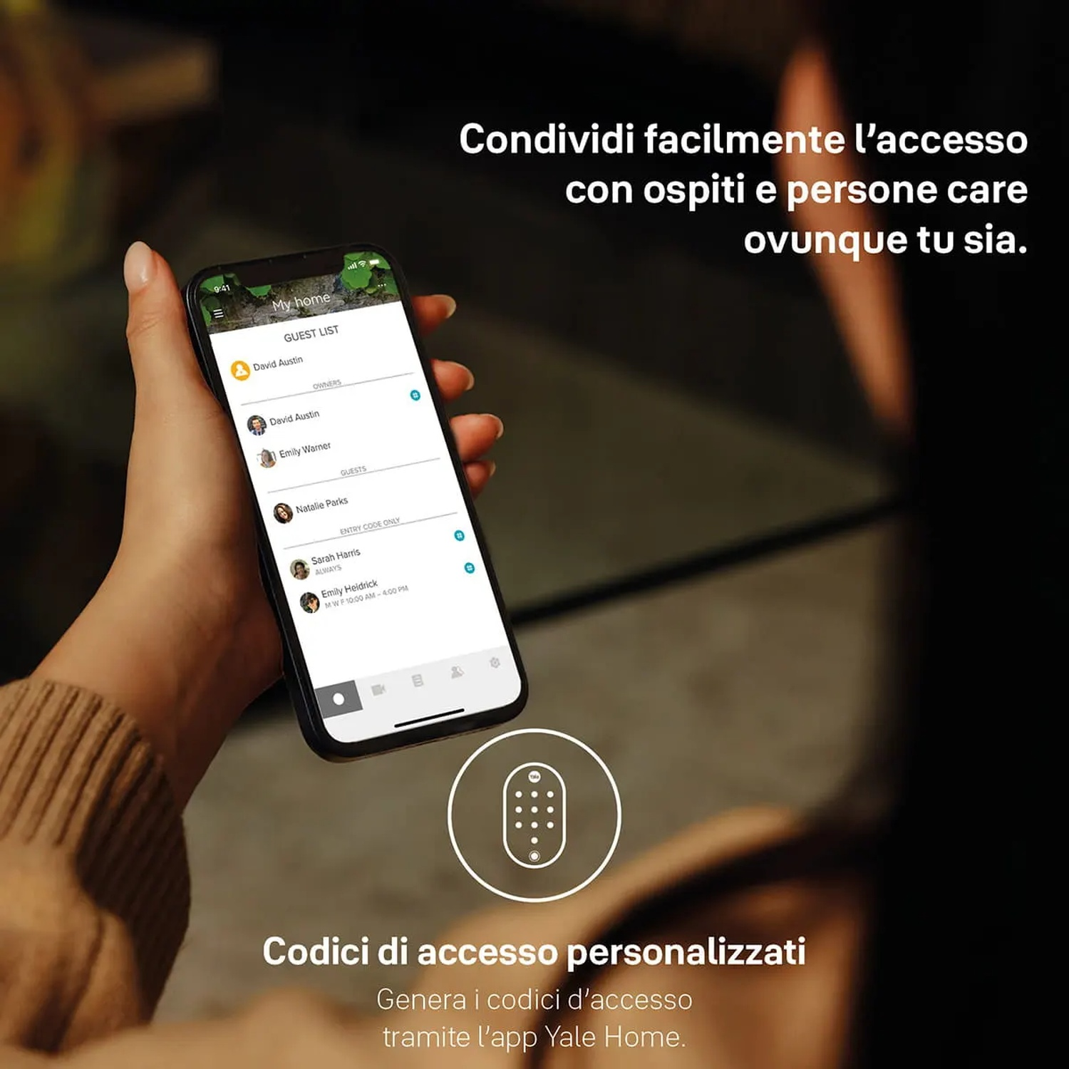 Una mano che tiene un telefono con una lista ospiti su sfondo scuro, app Yale Home.