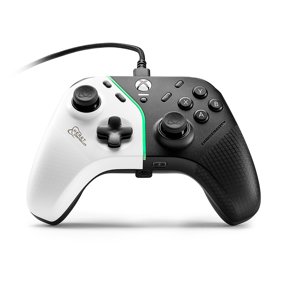 Xbox-Controller mit weißen und schwarzen Seiten. Der Controller hat ein grünes Highlight und ein schwarzes Kabel.