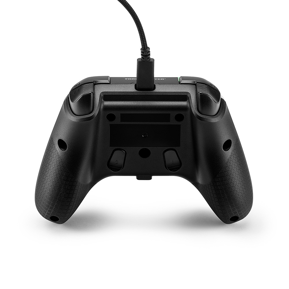 Schwarzer Gamecontroller mit eingestecktem Kabel, Rückansicht, weißer Hintergrund.