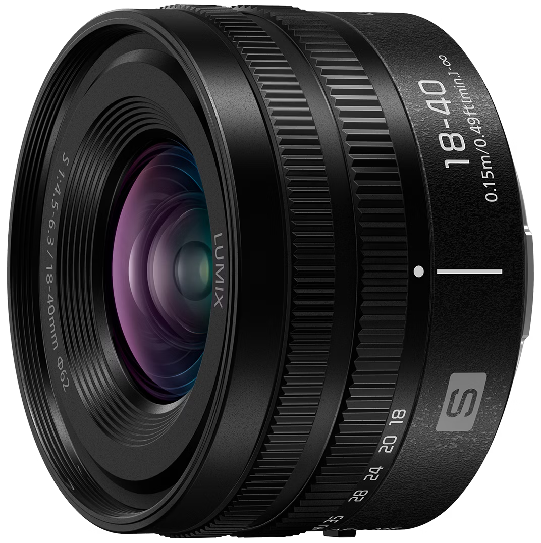 Un objectif d'appareil photo Lumix 18-40mm noir. Il possède une lentille en verre et divers marquages, dont des chiffres et du texte.