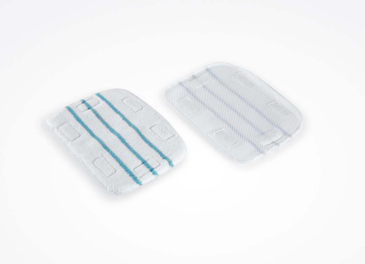 Dwa białe i niebieskie prostokątne pady do mopa, obok siebie na białym tle.