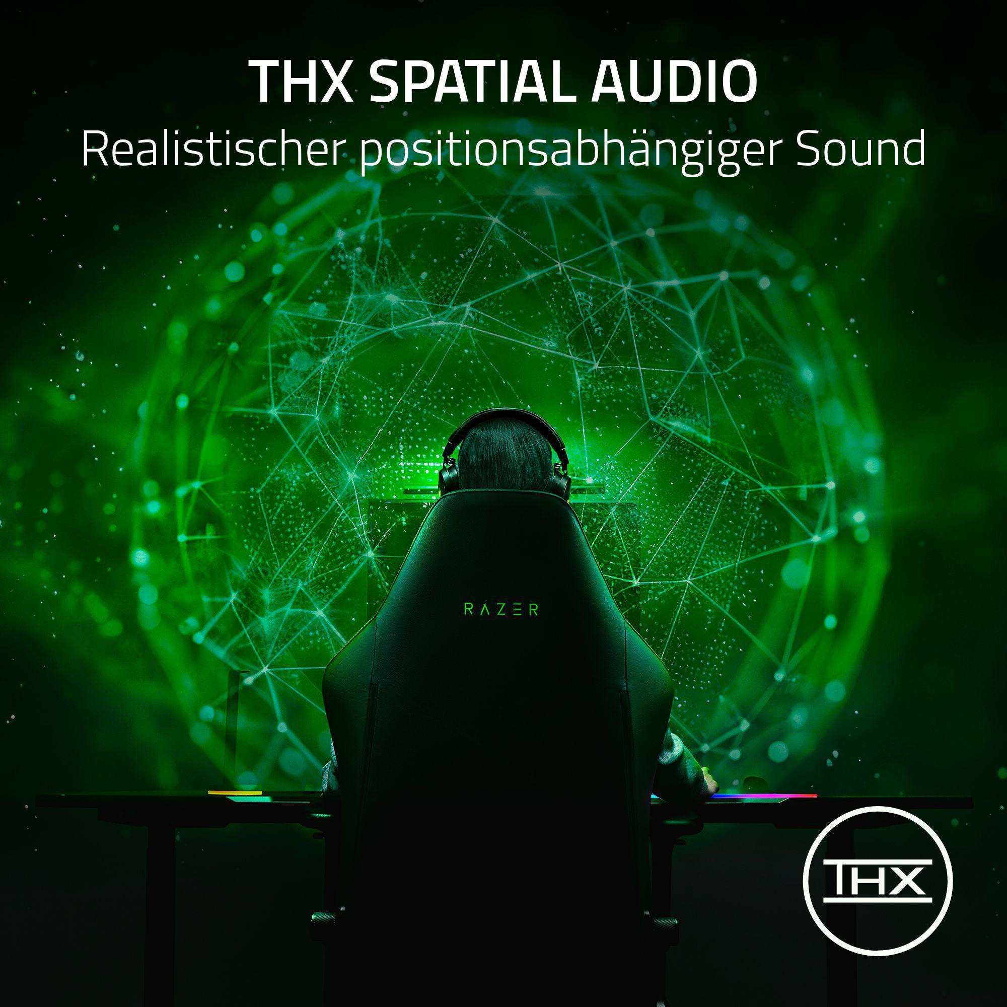 Person trägt Kopfhörer in einem Gaming-Setup. Grün-schwarze Szene, leuchtende Lichter und ein Stuhl.