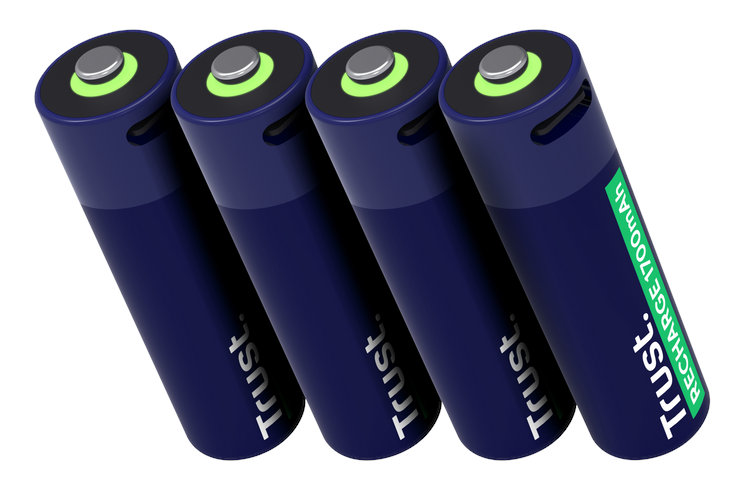 Cztery niebieskie akumulatory AA Trust, zielona góra, białe tło. Tekst na bateriach.