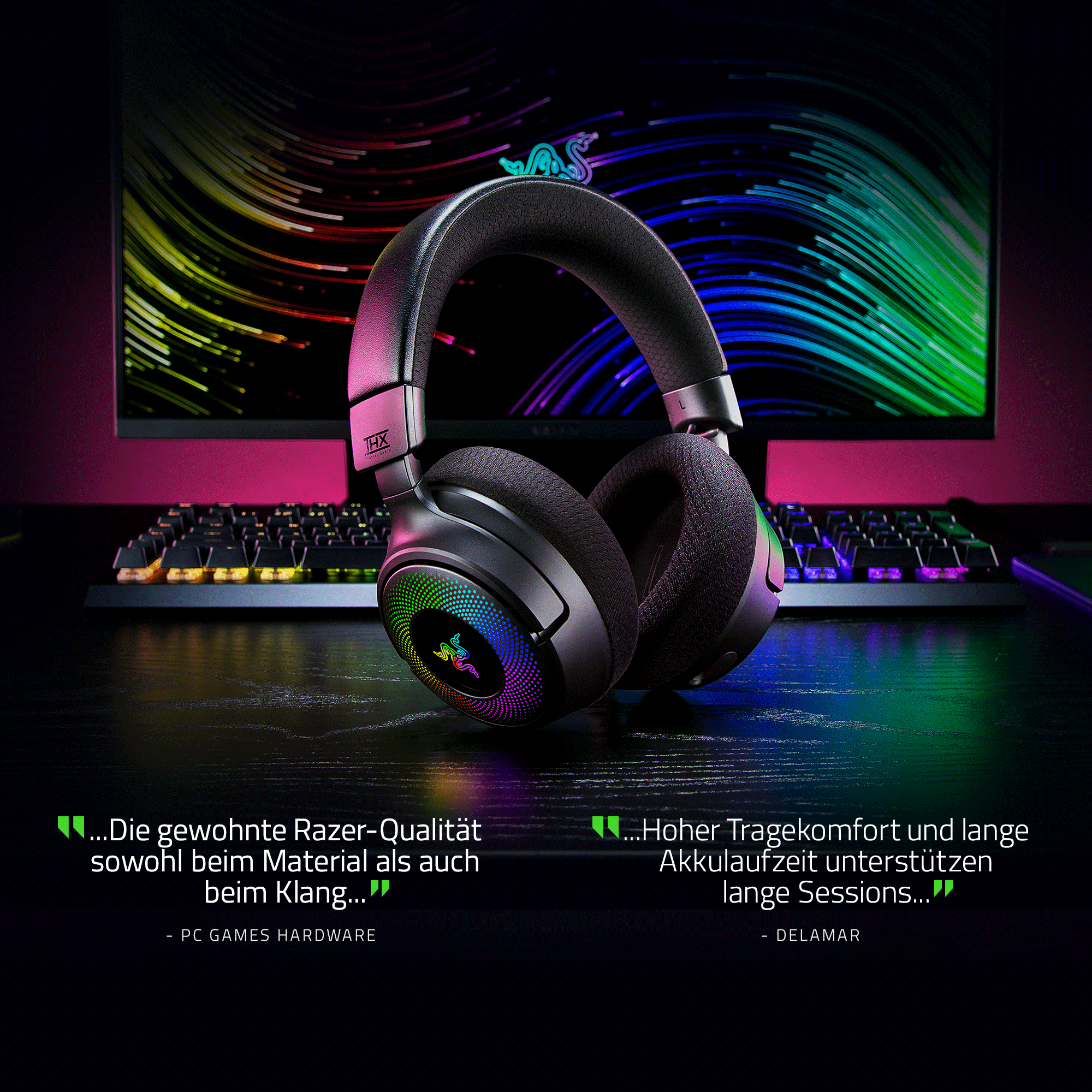 Schwarzes Razer Gaming-Headset mit beleuchteten Ohrmuscheln, das auf einem dunklen Schreibtisch mit Tastatur liegt.
