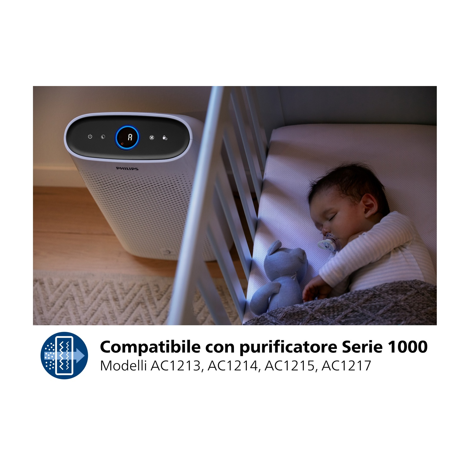 Bambino che dorme in una culla con un purificatore d'aria accanto. Il purificatore ha controlli illuminati.