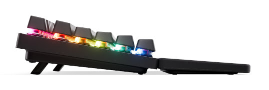 Czarna klawiatura do gier z kolorowymi podświetlanymi klawiszami. Widok z boku, pod kątem w górę.