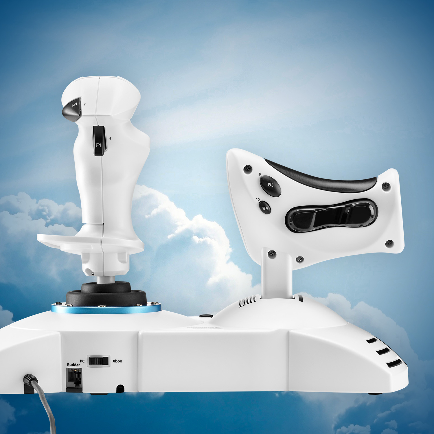 Manettes de joystick blanches avec divers boutons sur fond de ciel. L'une a une gâchette.
