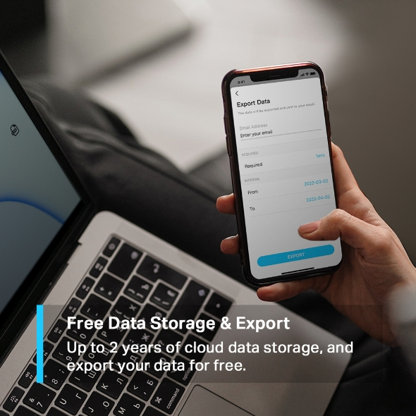 Osoba trzymająca smartfon z opcjami eksportu danych z nakładką tekstową.
