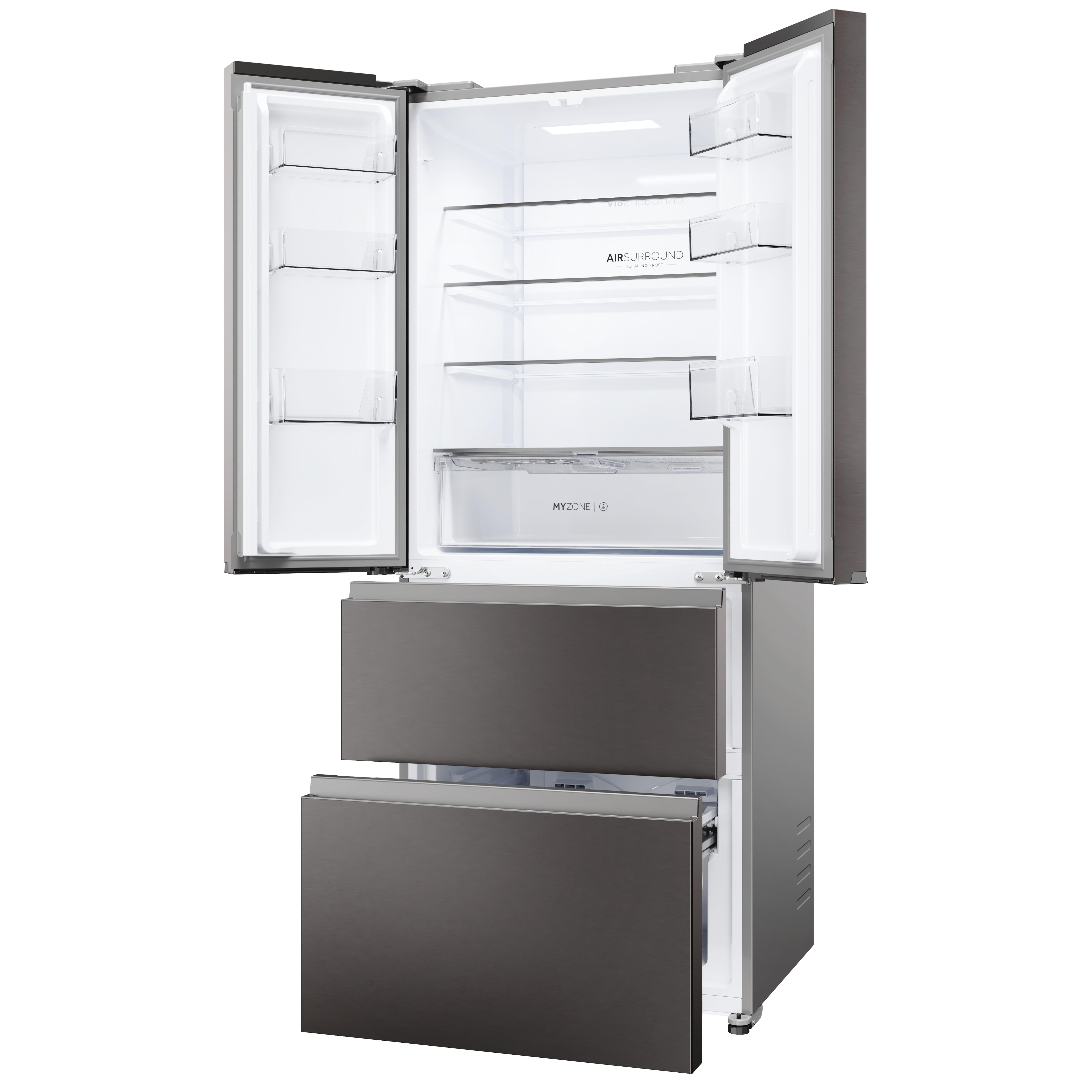Silberner Kühlschrank mit geöffneten Türen. Zeigt Regale, Schubladen und eine My Zone-Schublade.