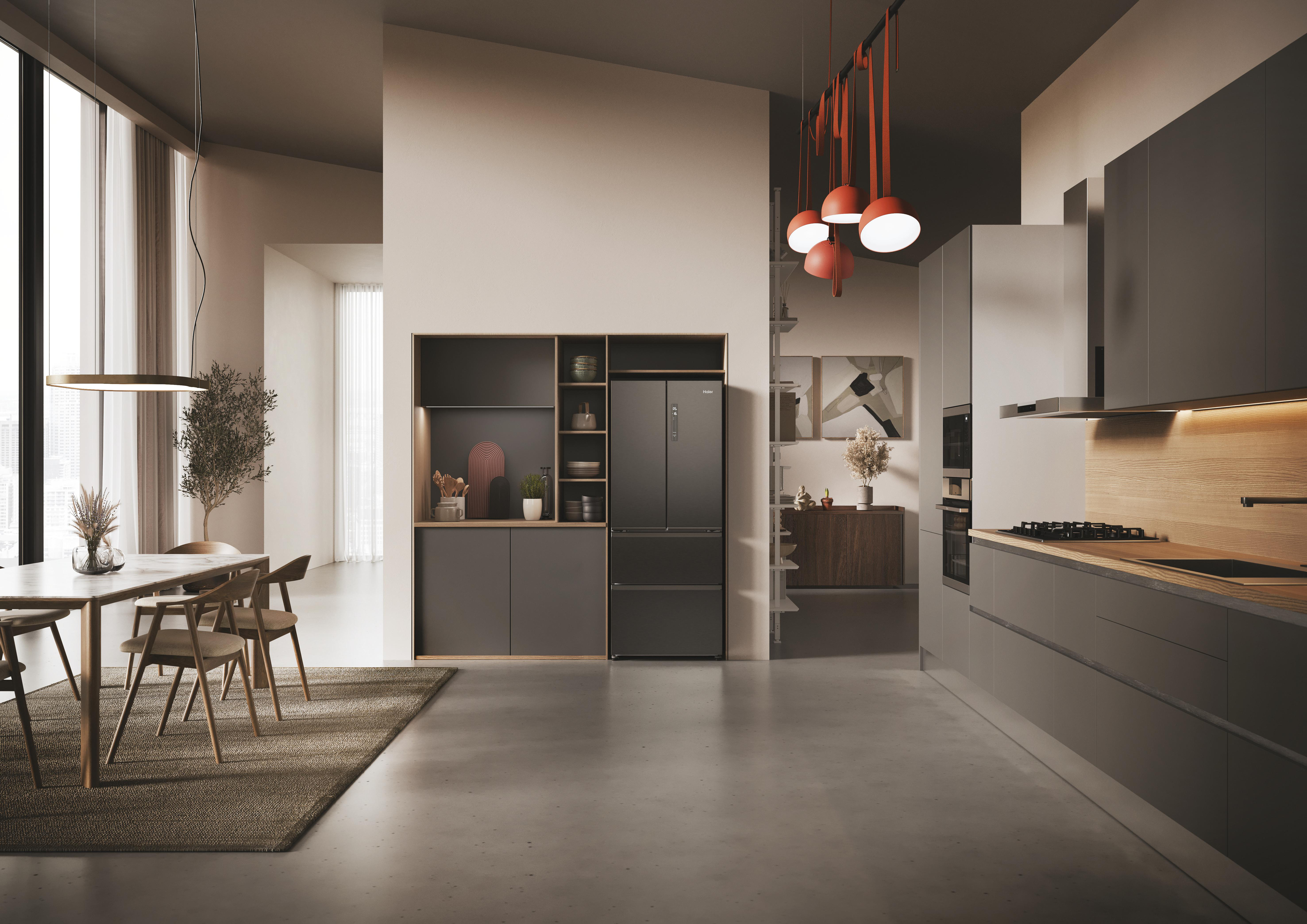 Moderne Küche mit dunkelgrauen Schränken, Kühlschrank und Essbereich mit Tisch.