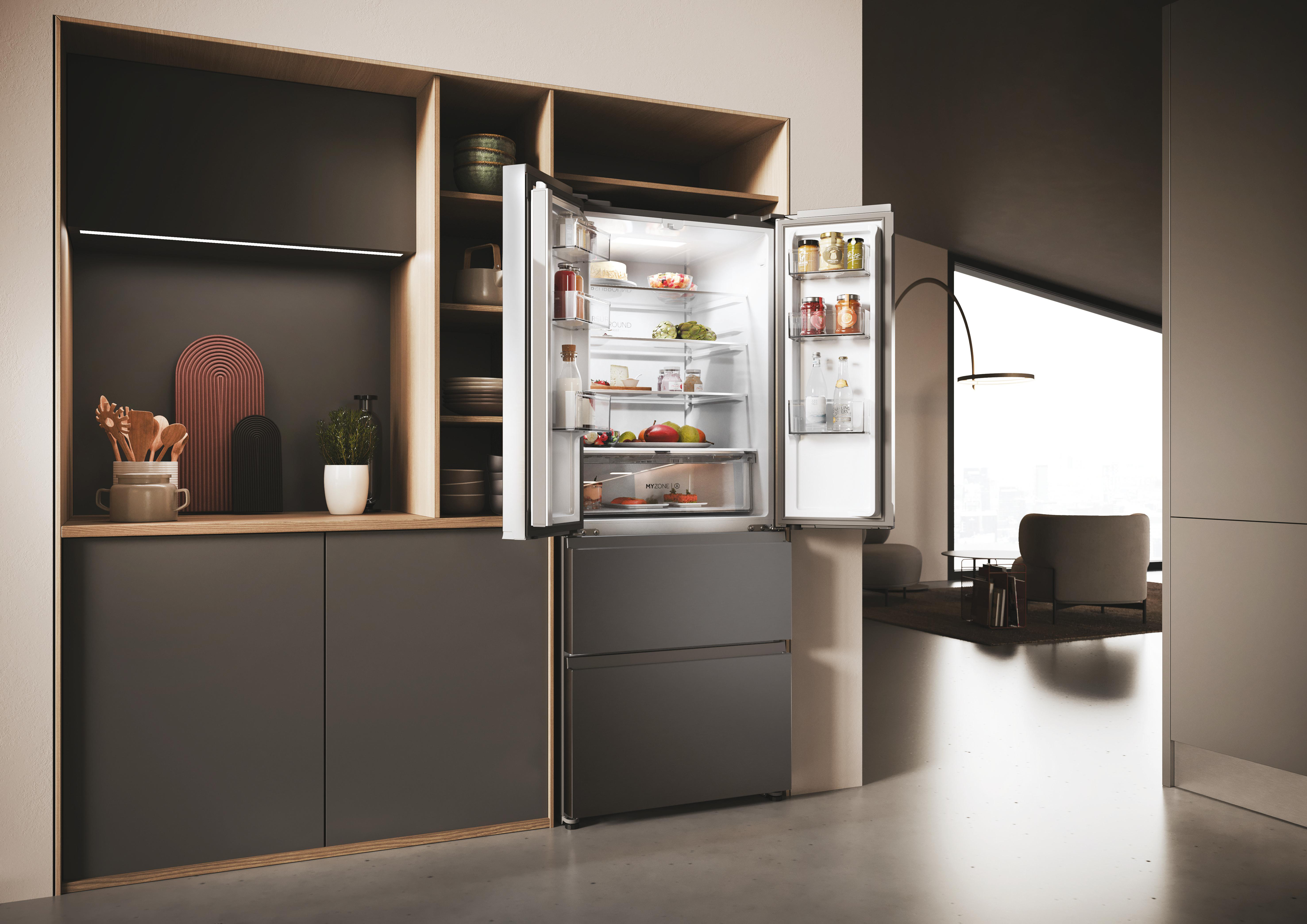 Geöffneter Kühlschrank mit Regalen und Lebensmitteln. Holzschränke sind im Hintergrund.
