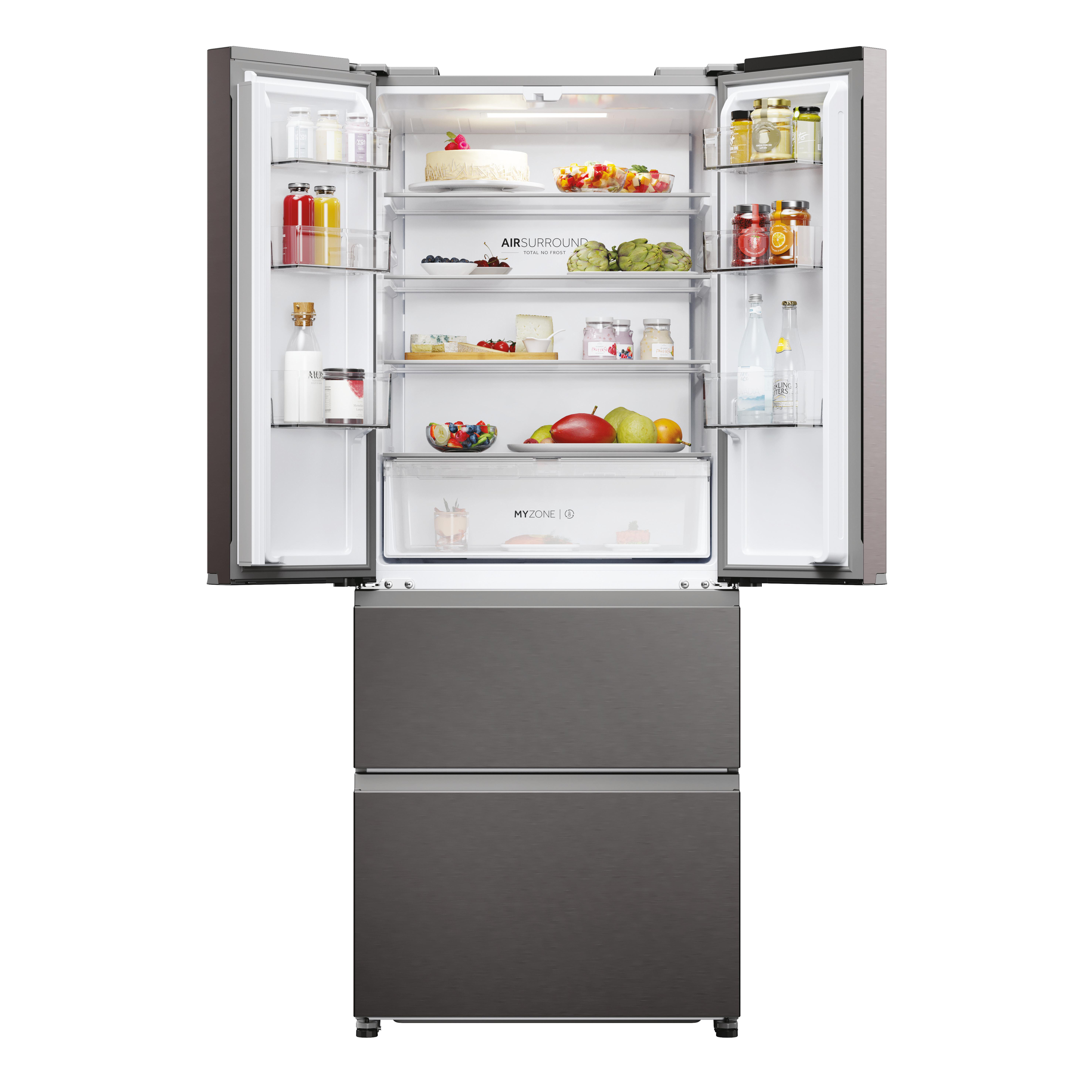 Offener Kühlschrank mit Essen darin. Regale und Schubladen sind mit verschiedenen Artikeln gefüllt. Weißer Hintergrund.