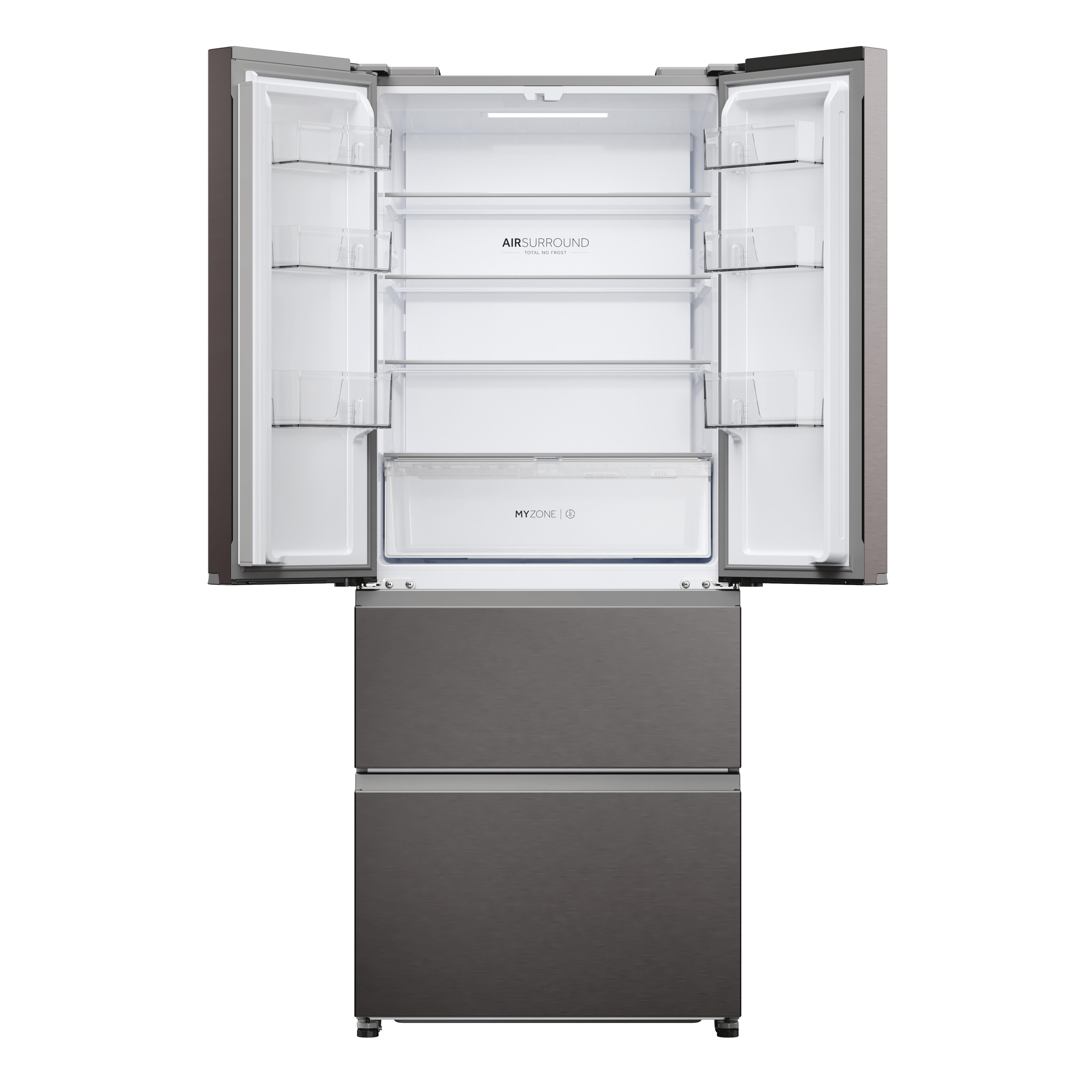 Offener Kühlschrank mit voller Ansicht. Türen aus Edelstahl und transparente Regale. Weißer Innenraum.