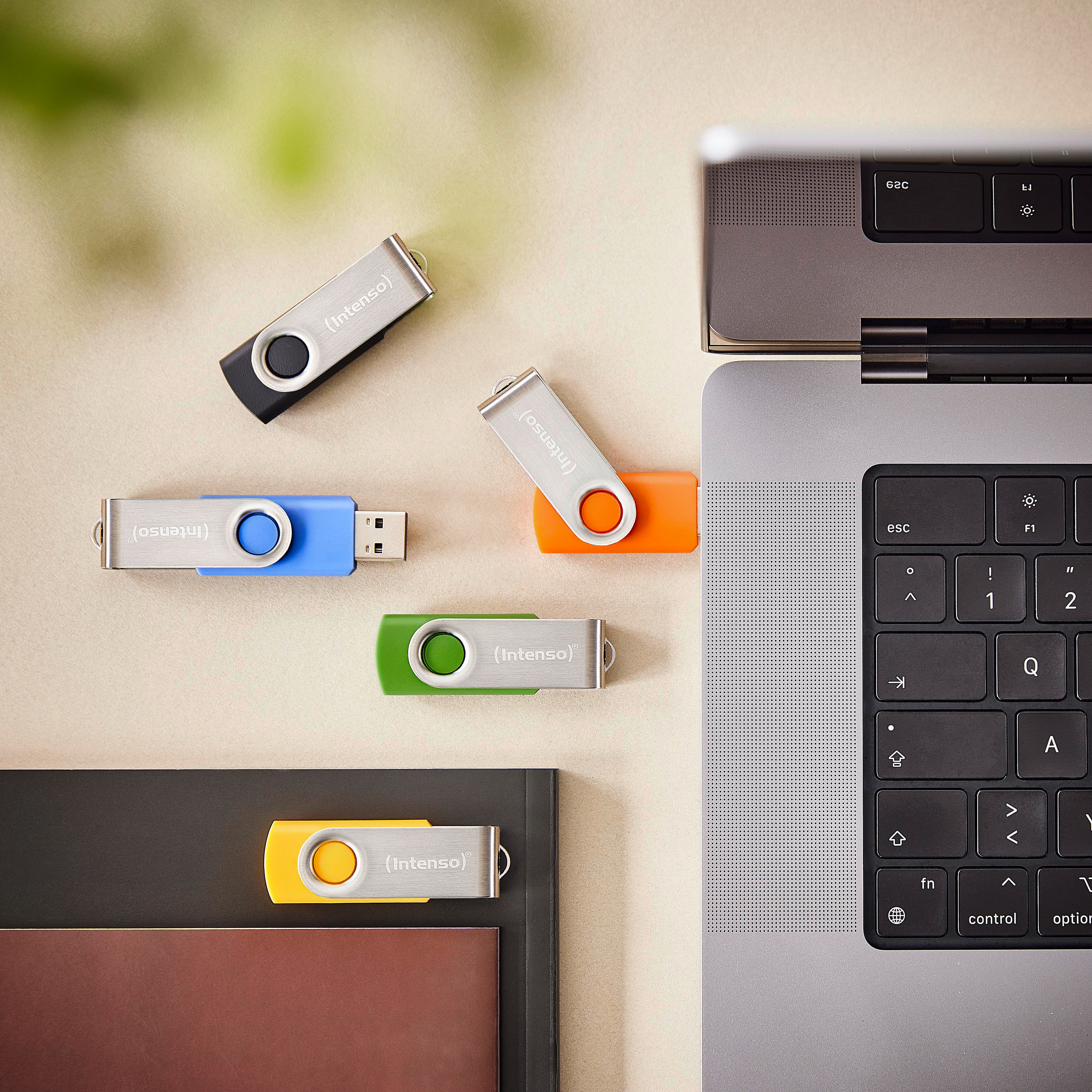 USB-Sticks in verschiedenen Farben.