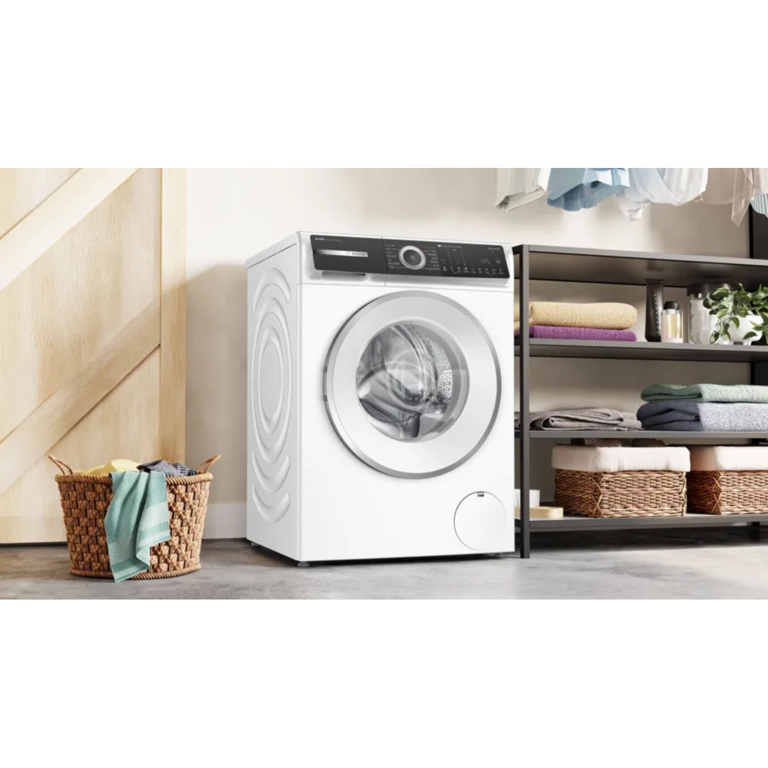 Witte wasmachine naast een mand en planken.
