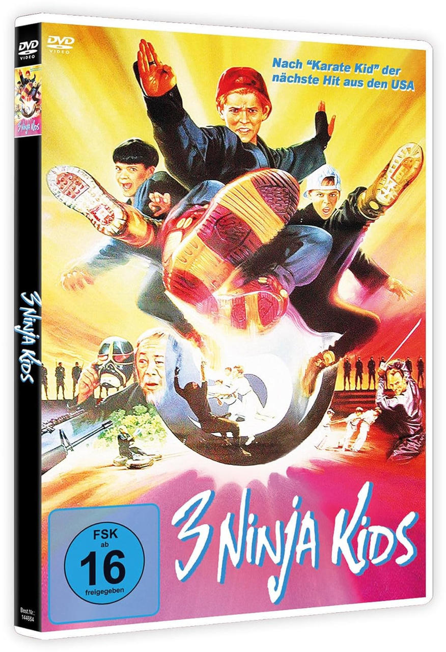 3 Ninja Kids DVD-Cover. Drei Kinder treten. Blaue und rote Farben.