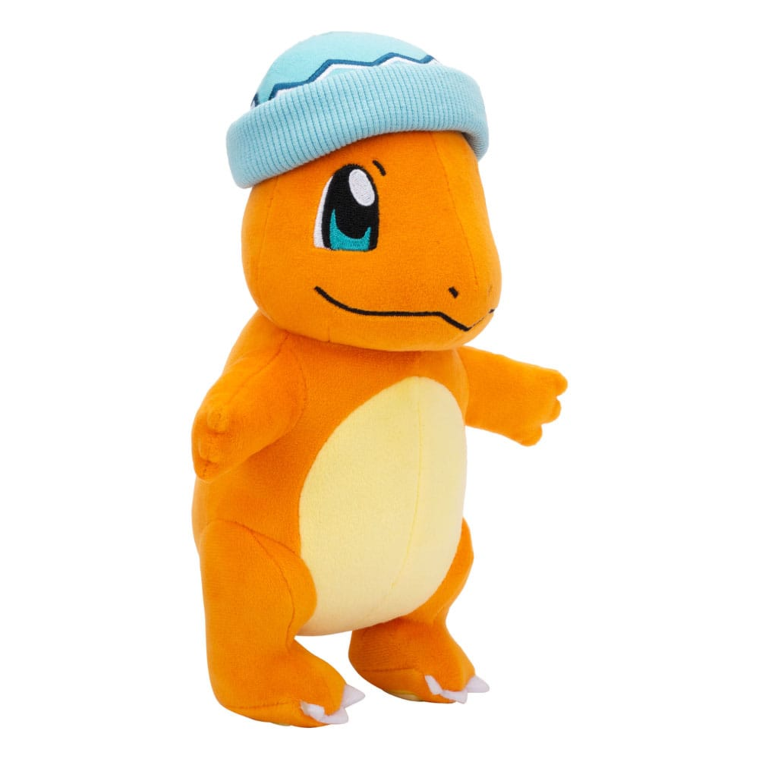 Charmander-knuffel met een blauwe muts. Oranje lichaam, gele buik, witte achtergrond.