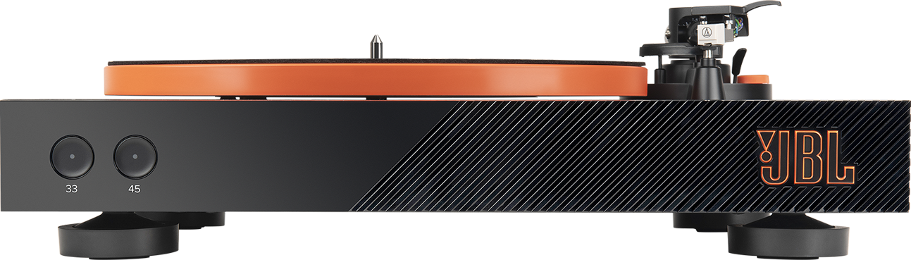 Une platine JBL noire avec un plateau orange et le logo JBL, sur une surface noire.