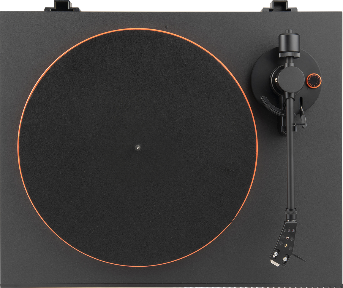 Platine noire avec un bord orange autour du disque. Bras et commandes noirs à droite.