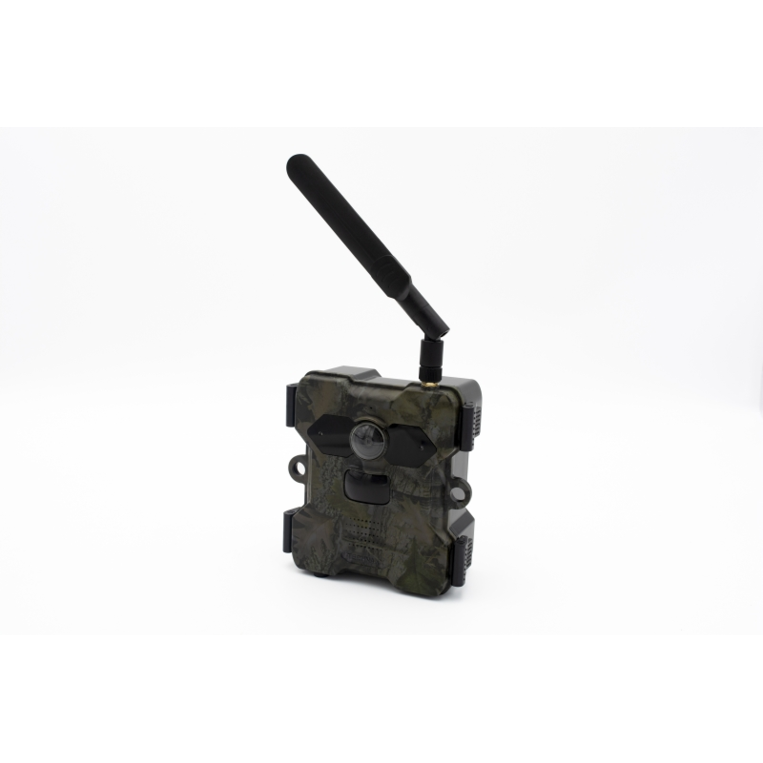 Een gecamoufleerde wildcamera met een zwarte antenne, op een witte achtergrond.