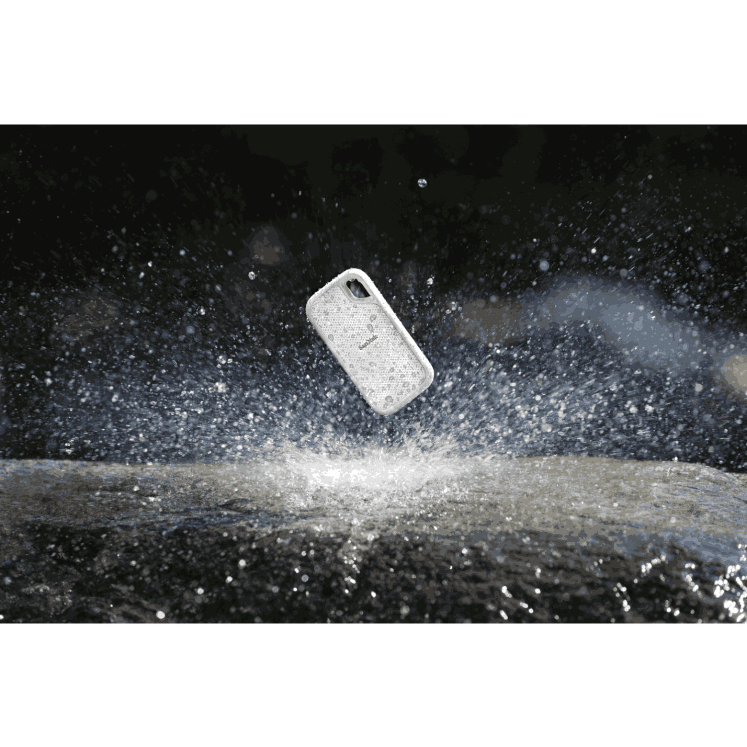 Una funda blanca de teléfono cayendo al agua, creando salpicaduras.