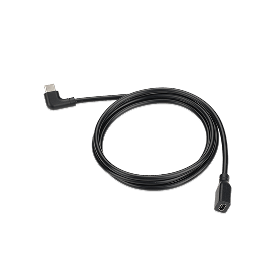 Fekete USB-C kábel 90 fokos szögcsatlakozóval, fekete háttéren.