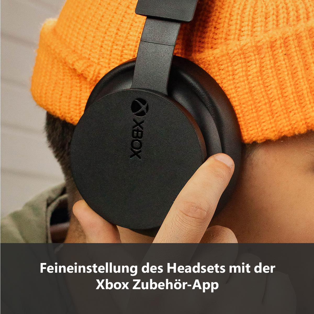 Eine Person mit orangefarbener Mütze benutzt schwarze Xbox-Kopfhörer. Der Text ist auf Deutsch.