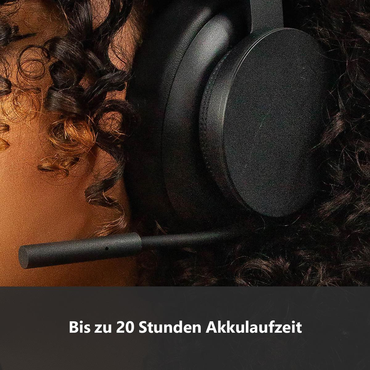 Eine Person trägt schwarze Kopfhörer mit Mikrofon. Die Haare sind lockig und dunkel. Text: Bis zu 20 Stunden Akkulaufzeit.